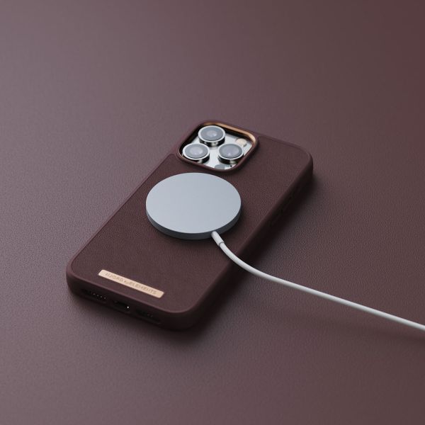 Njorð Collections Coque en cuir véritable MagSafe iPhone 14 Pro Max - Dark Brown