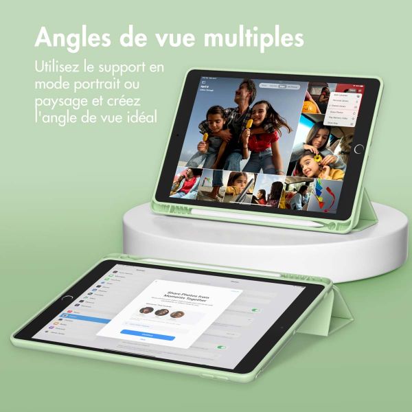 Accezz Étui de téléphone portefeuille Smart Silicone iPad 9 (2021) 10.2 / iPad 8 (2020) 10.2 / iPad 7 (2019) 10.2 - Vert clair