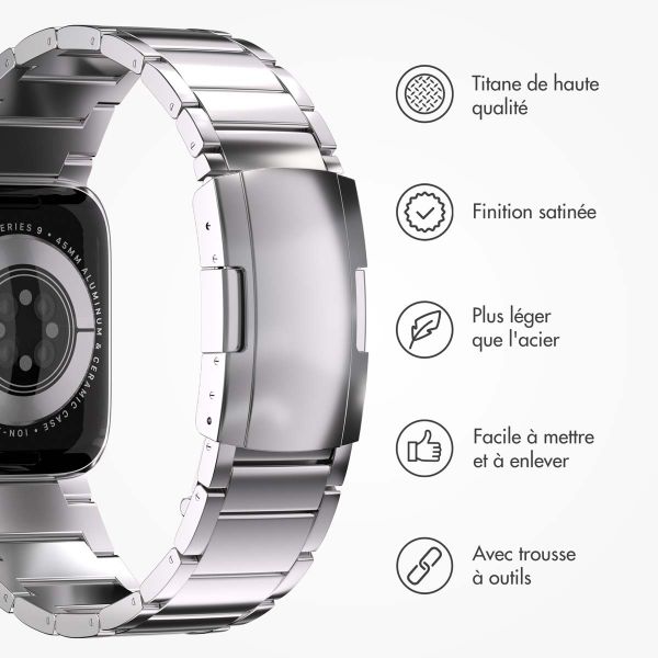 Accezz Bracelet en acier Titane Brillant pour l'Apple Watch Series 1-9 / SE / Ultra (2) - 42/44/45/49 mm - Argent