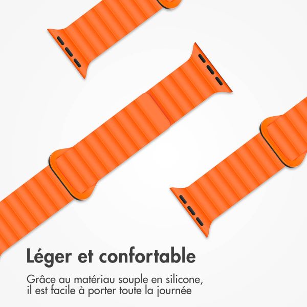 imoshion Bracelet magnétique en silicone pour l'Apple Watch Apple Watch Series 1-9 / SE - 38/40/41 mm / Series 10 - 42 mm - Orange / Noir