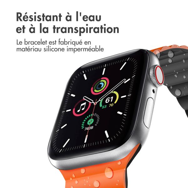 imoshion Bracelet magnétique en silicone pour l'Apple Watch Apple Watch Series 1-9 / SE - 38/40/41 mm / Series 10 - 42 mm - Orange / Noir