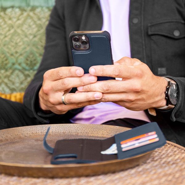 Accezz Étui de téléphone portefeuille en cuir de qualité supérieure 2 en 1 iPhone 14 - Bleu foncé