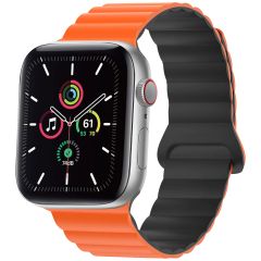 iMoshion Bracelet magnétique en silicone pour l'Apple Watch Apple Watch Series 1-9 / SE - 38/40/41 mm - Orange / Noir