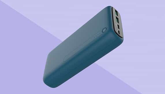 La batterie externe bleue de 27 000 mAh est au centre avec un fond de couleur violette.