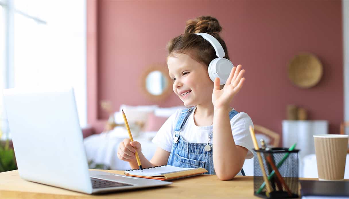 La fille porte son casque adapté aux enfants, avec une fonction de limitation du volume.