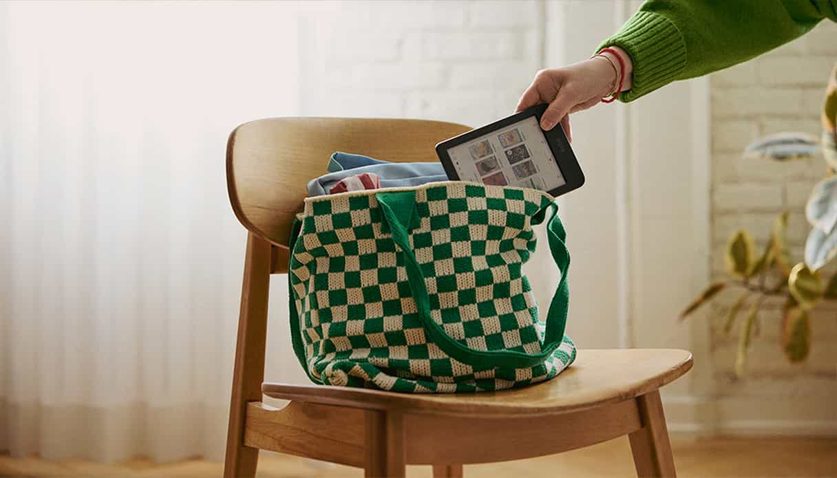 Un e-reader est rangé dans un sac à carreaux.