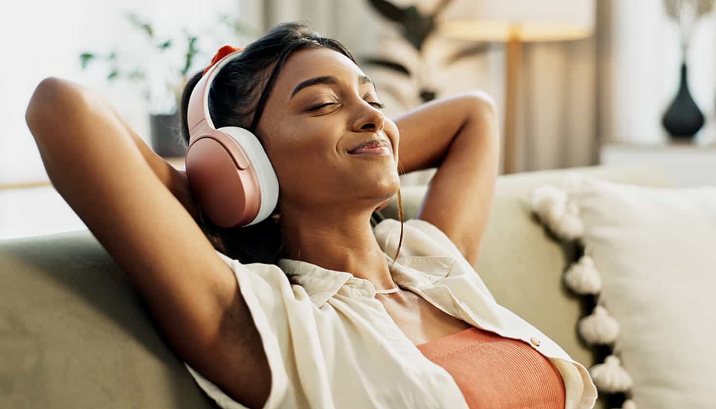 La femme marche dans la rue tout en se relaxant avec son casque antibruit.