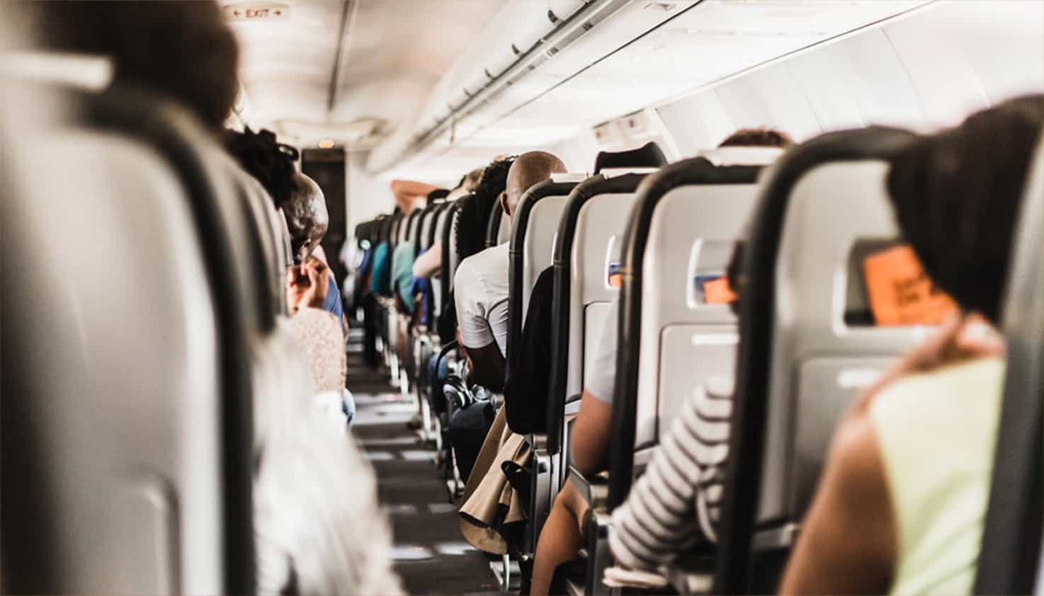 Les passagers sont assis sur leur siège dans l'avion, en route vers une destination.