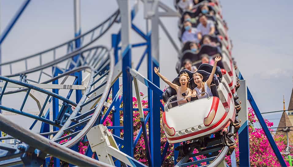 Un groupe de personnes profite de la vitesse et de l'adrénaline dans un parc d'attractions.